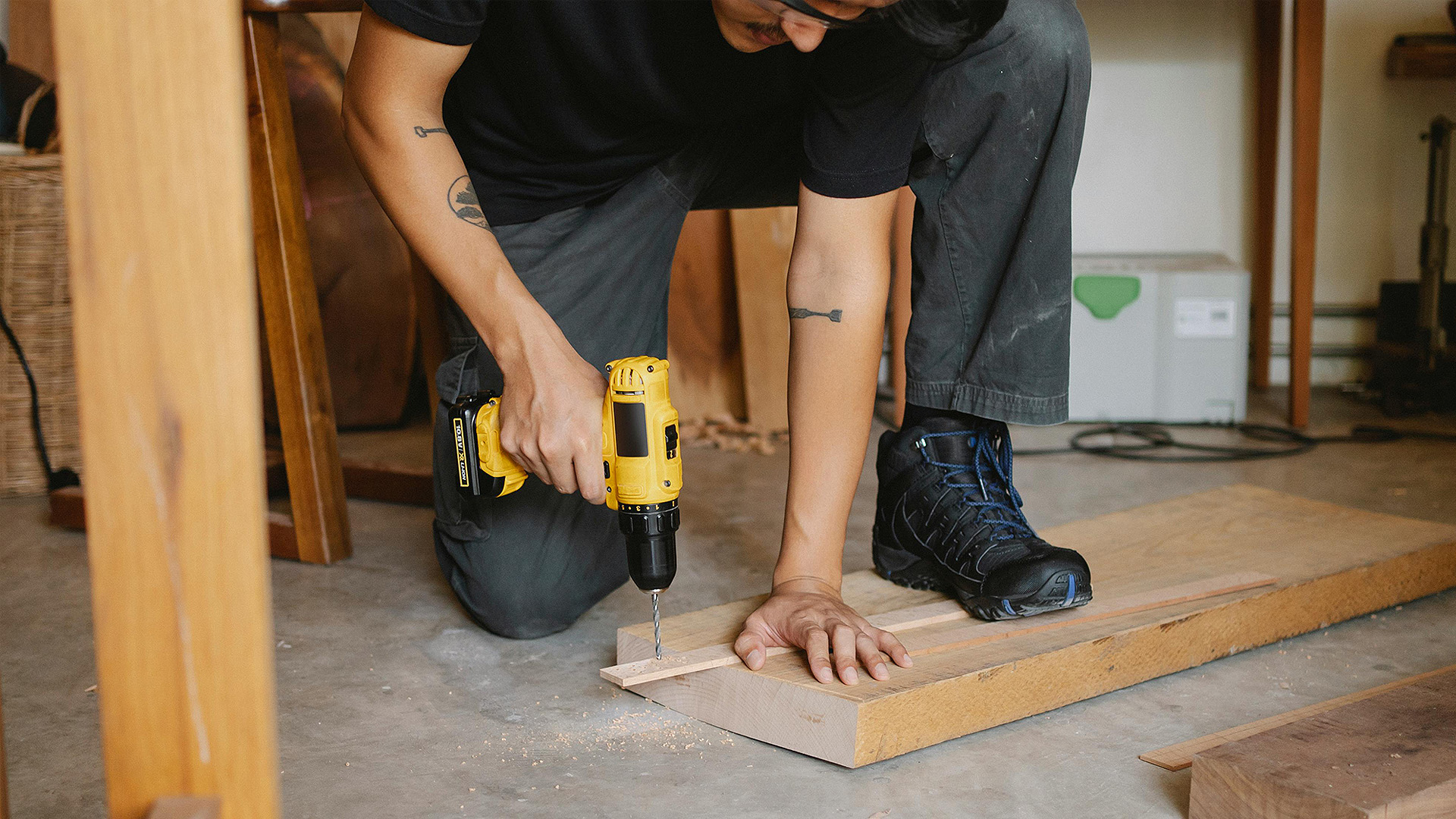 handyman-drilling-wood_ono-kosuki